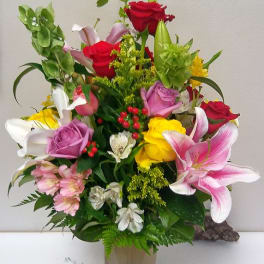Mixed bouquet of roses and lilies in a glass vase