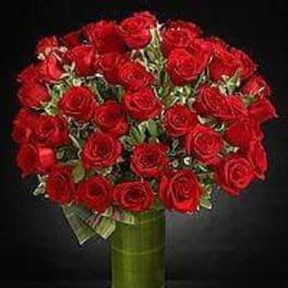 Bouquet of red roses in a green vase