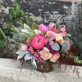 Pink and peach mixed bouquet in a glass vase