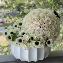 Cream rose bouquet with white anemones in a white vase