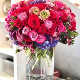 Bouquet of red and pink roses in a clear glass vase