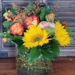 Bouquet of sunflowers and roses in a glass vase
