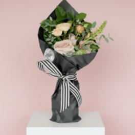 43 | Bouquet Enveloppe´ de Fleurs Noir - grande | Wrapped Bunch