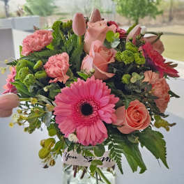 Pink and peach mixed bouquet in a clear glass vase