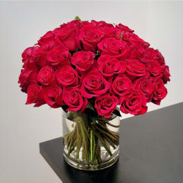 Bouquet of red roses in a clear glass vase