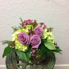 Lavender roses and lime hydrangeas in a glass vase
