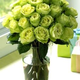 Bouquet of green roses in a clear glass vase