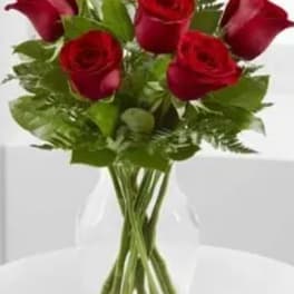 Bouquet of red roses in a clear glass vase
