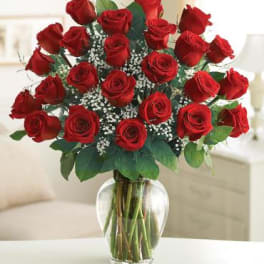 Bouquet of red roses in a clear glass vase