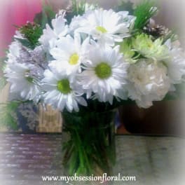 White daisy bouquet in a clear glass vase