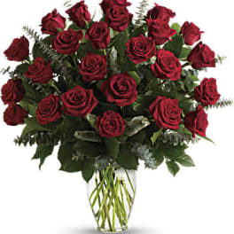 Bouquet of red roses in a clear glass vase