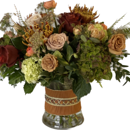 Mixed bouquet of roses and hydrangeas in a glass vase