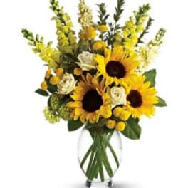 Sunflower bouquet with yellow blooms in a clear glass vase