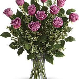 Bouquet of lavender roses in a clear glass vase