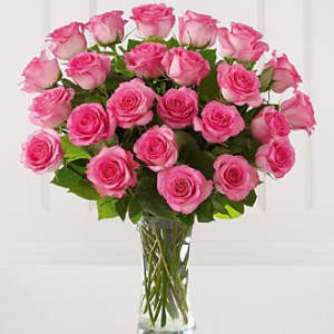 Bouquet of pink roses in a clear glass vase