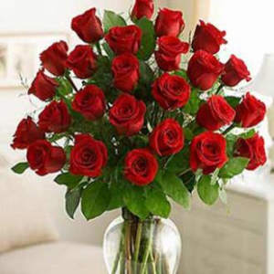 Bouquet of red roses in a clear glass vase