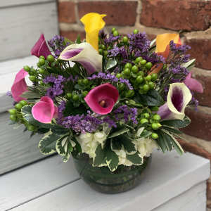 Mixed calla lily arrangement in a glass bowl vase