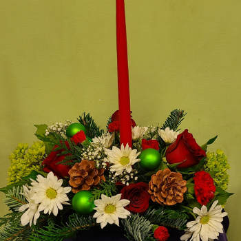 Christmas centerpiece with red candle, roses, white daisies, and pinecones