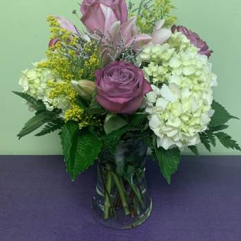 Pink roses and white hydrangeas in a glass vase