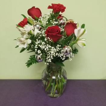 Red roses and white alstroemeria in a clear glass vase