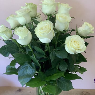 Bouquet of white roses in a clear glass vase