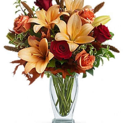 Bouquet of lilies and roses in a clear glass vase