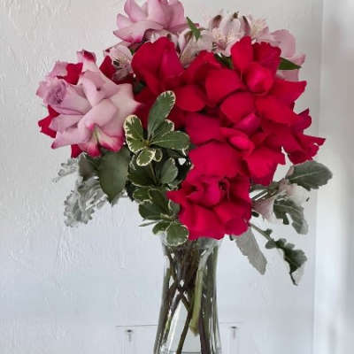 Bouquet of red and pink roses in a clear glass vase