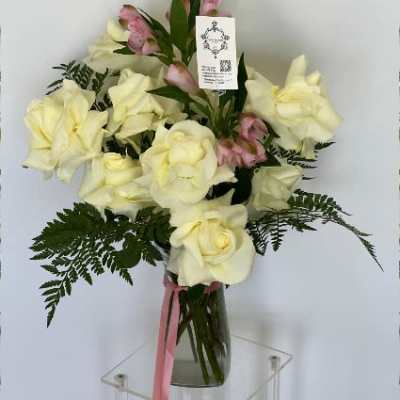 Bouquet of cream roses and pink alstroemeria in a glass vase