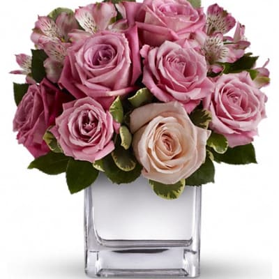 Pink rose bouquet in a clear glass vase
