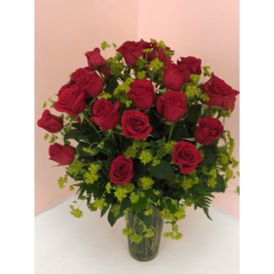 Bouquet of red roses in a clear glass vase