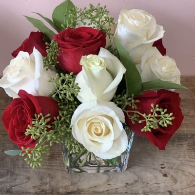Small centerpiece - 12 Red and White Roses arranged in clear cube glass vase - W640