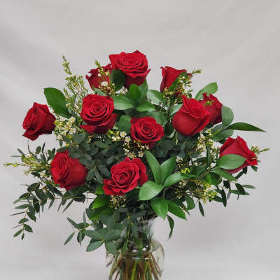 Bouquet of red roses in a clear glass vase