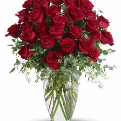 Bouquet of red roses in a clear glass vase