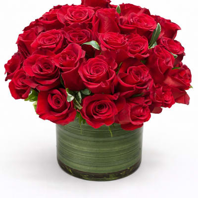 Red rose bouquet in a green glass vase