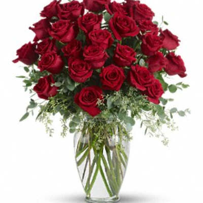 Bouquet of red roses in a clear glass vase