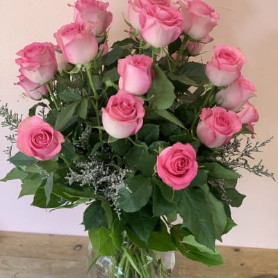 Bouquet of pink roses in a clear glass vase