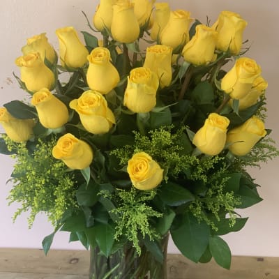 Bouquet of yellow roses in a clear glass vase