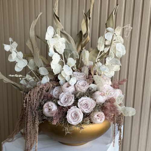 Fully preserved Vase of florals