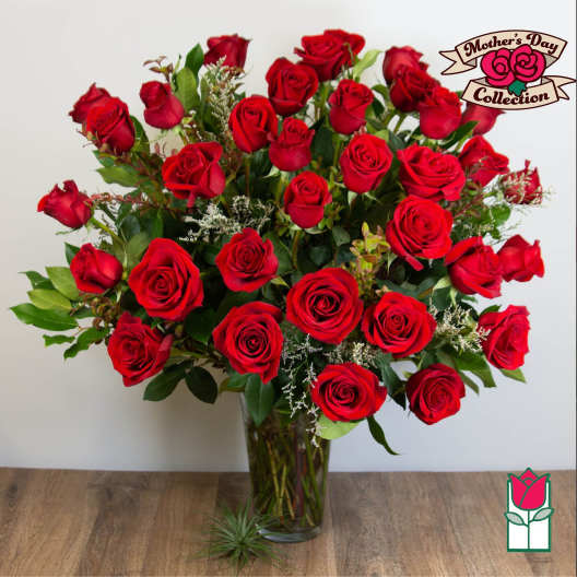 Bouquet of red roses in a clear glass vase