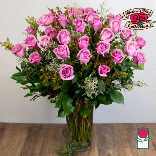 Bouquet of pink roses in a clear glass vase