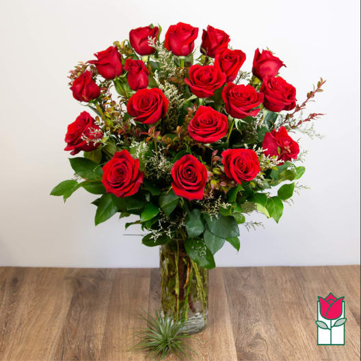 Bouquet of red roses in a clear glass vase