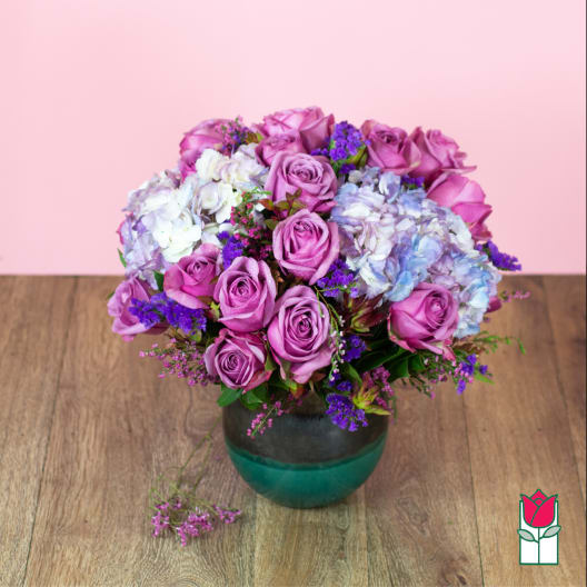Pink roses and hydrangeas in a glass vase