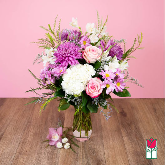 Pink and white mixed bouquet in a glass vase