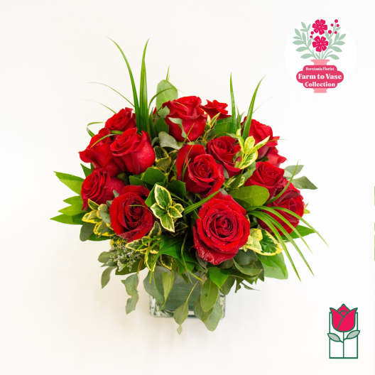 Bouquet of red roses in a clear glass vase