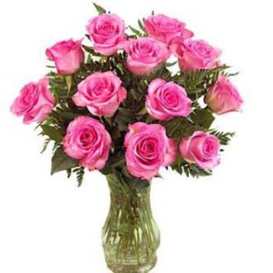 Bouquet of pink roses in a glass vase