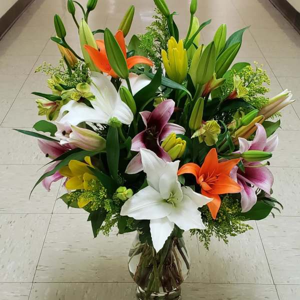 Bouquet of lilies and alstroemeria in a clear glass vase