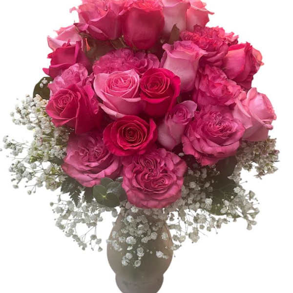 Pink rose bouquet in a vase with baby's breath