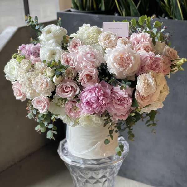 Pink and white rose bouquet in a clear vase