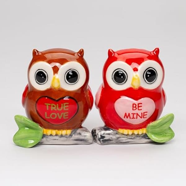 Two owl figurines with heart messages, one brown and one red