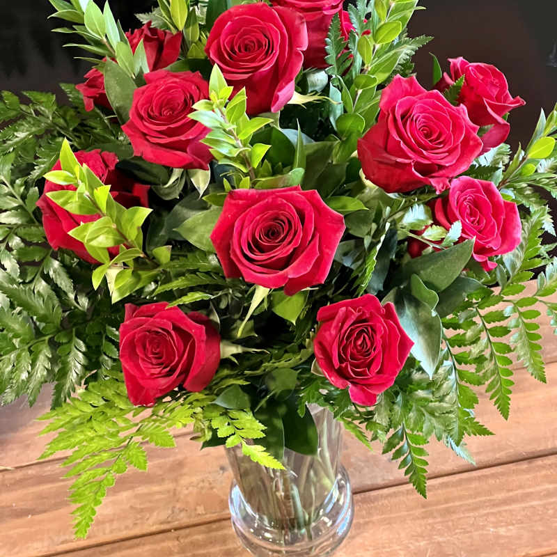 Bouquet of red roses in a clear glass vase